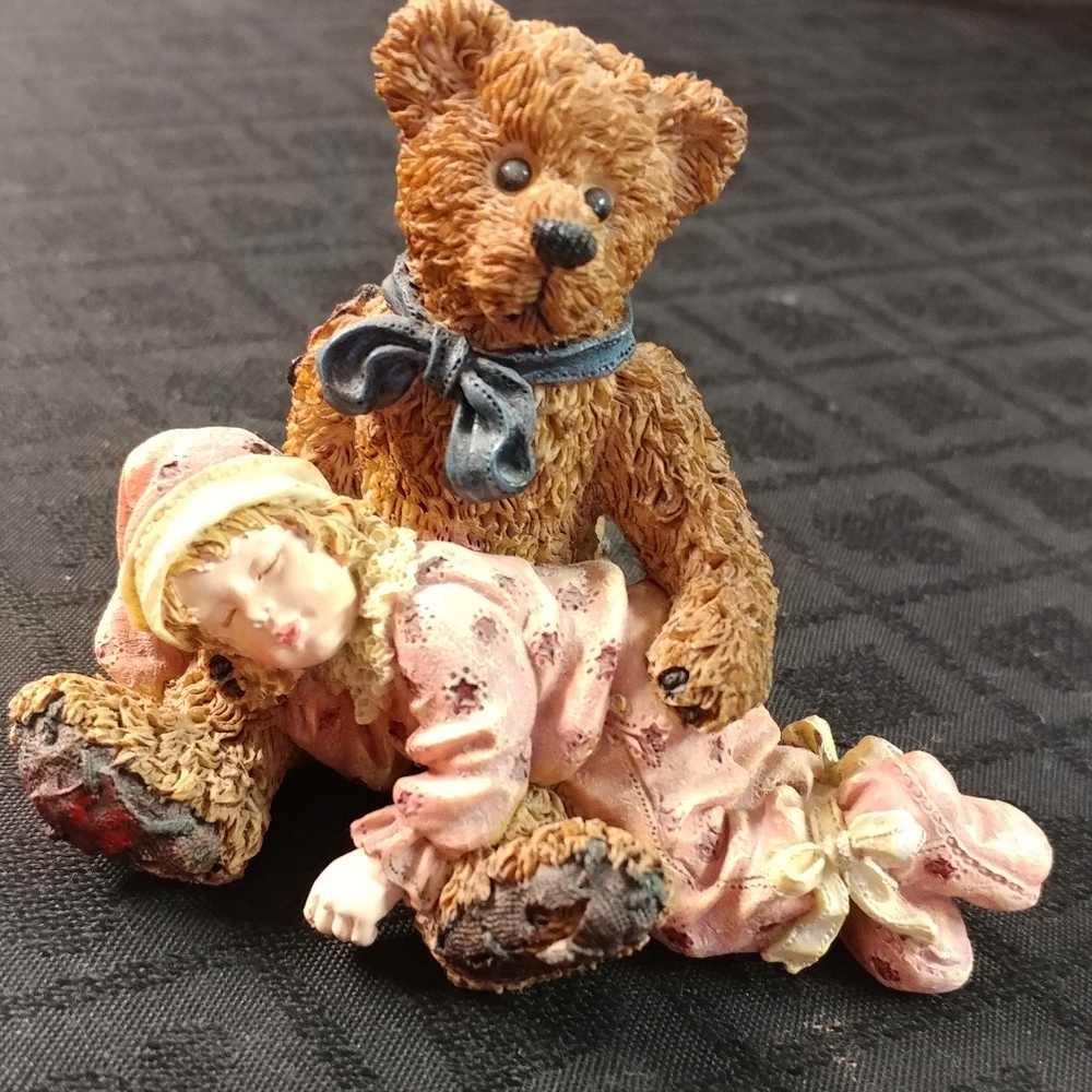 Boyd's Bears & Friends, Shelby asleep in Teddy's Arms Sculpture